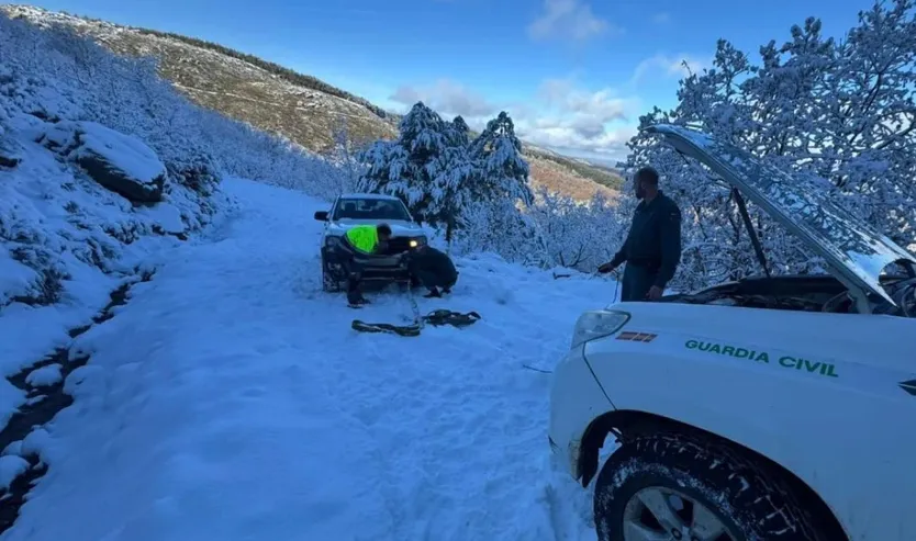 Vehículo atrapado en la nieve en Candelario