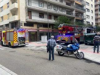 Bomberos actuando por el fuego en una vivienda de la calle Sánchez Llevot. Fotos S24H