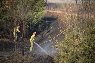 El estallido de una rueda de un camión provoca un incendio en la A-62 a la altura de Robliza de Cojos