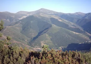Unas 200 personas llevan varios días fornicando delante de niños en un prado de la sierra de la Demanda