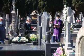 Entierro coronavirus cementerio en una foto de archivo