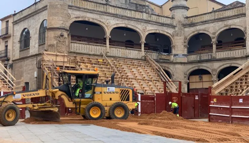Extendido de arena en la Plaza Mayor de Ciudad Rodrigo