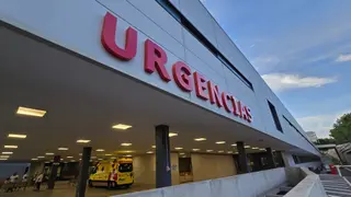 Un toro cornea a un hombre durante el encierro tradicional de Vilvestre