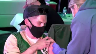 VÍDEO | Los Milwaukee Bucks regalan 3.800 vacunas de Pfizer a sus aficionados antes de su partido de la NBA