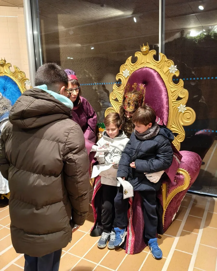 Los Reyes Magos visitan Carbajosa para recoger las últimas cartas