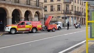 Bomberos y Policía Local en Gran Vía por una fuga de agua