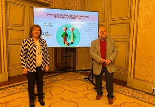 Isabel Macías, y el presidente de la Federación de Asociaciones de Mayores de Salamanca, Francisco Gómez