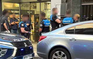 Policía Local Y Nacional En Un Supermercado De La Calle Islas Canarias