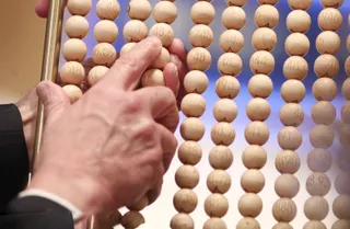 Unos de los lotes de alambres con bolas de los númerosa antes de introducirse en el bombo grande, durante la celebración del Sorteo Extraordinario de la Lotería de Navidad 2019 en el Teatro Real de
