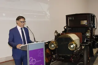 Carlos García Carbayo, inaugura la exposición ‘120 años RACE / 20 años MHAS’.