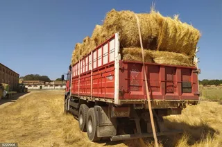 Un camión con pacas de paja. Foto de archivo EP