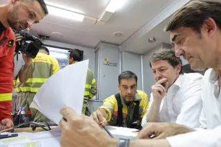 Ángel Sánchez Martín en el puesto de mando durante el incendio de Monsagro en 2022