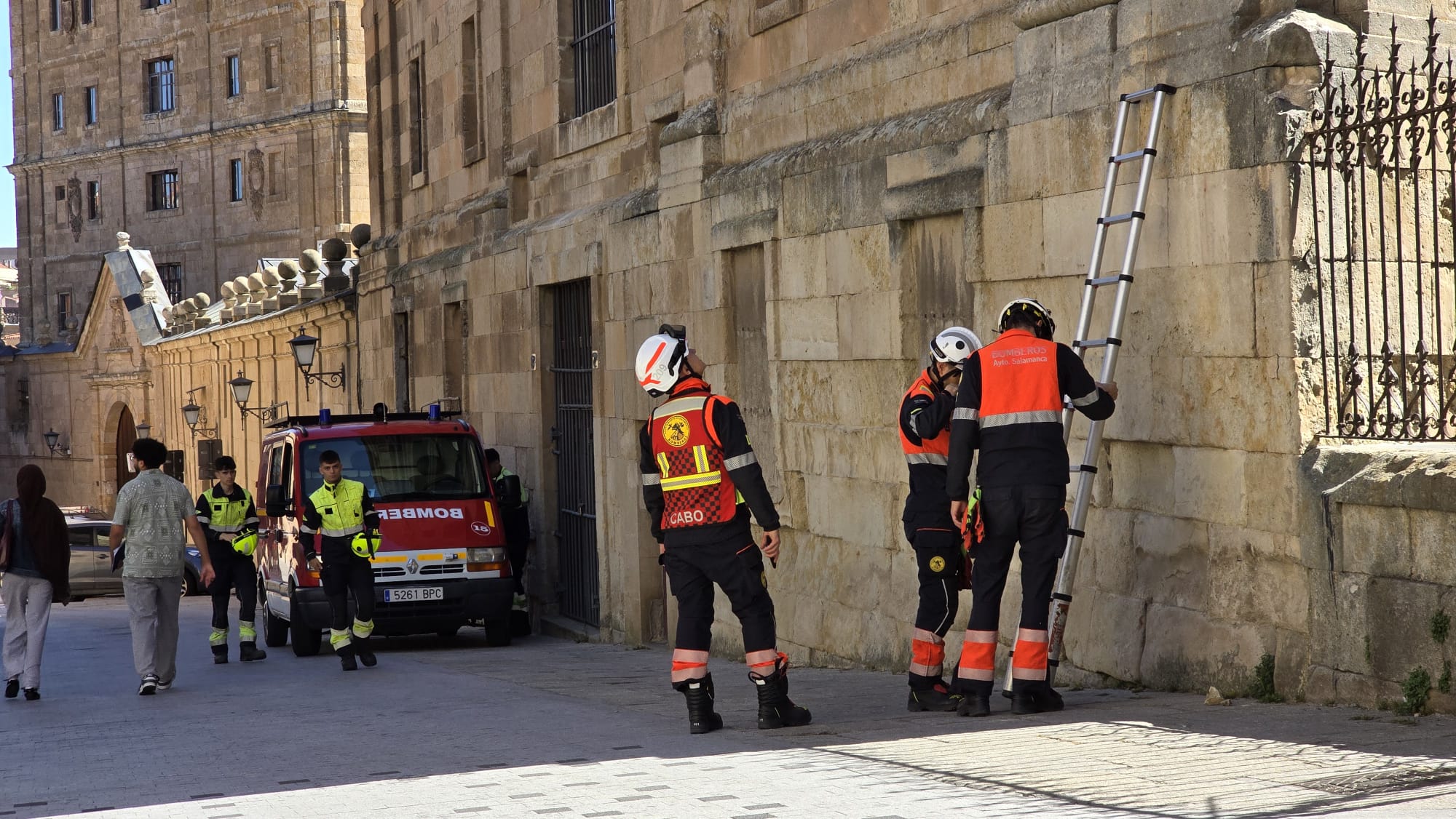 La ca&iacute;da de una piedra de la fachada de la Universidad Pontificia moviliza a los bomberos de Salamanca - Andrea Mateos