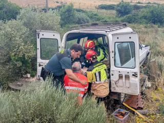 Un conductor queda atrapado en su vehículo tras salirse de la carretera en San Felices de los Gallegos. Guardia Civil de Salamanca