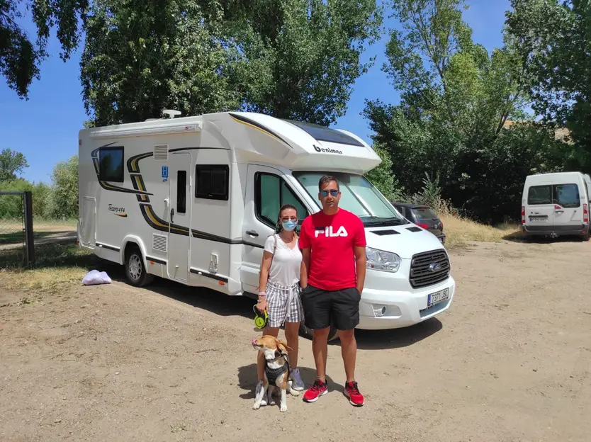 Autocaravanas en el aparcamiento de Salas Bajas (Salamanca). Foto SALAMANCA24HORAS (7)