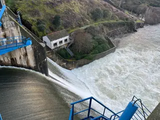 Embalse y presa del río Águeda desembalsando | Verónica Tapia