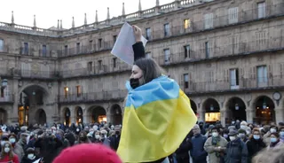 Una joven con la bandera de Ucrania en la Plaza Mayor de Salamanca