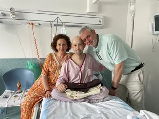 Pablo Alonso Hidalgo junto a sus padres.