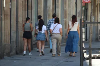 Gente paseando por las calles de Salamanca. Foto de archivo Andrea M.