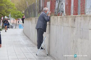 LA IMAGEN | La fotografía de un abuelo salmantino subido a una escalera para poder ver jugar a su nieto al fútbol a través de unas rejas, se vuelve viral