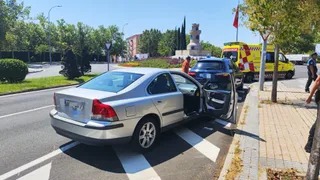 Dos conductores se increpan tras chocar sus vehículos en la avenida de Salamanca. Fotos Carlos H.G