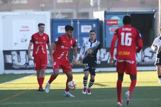 Íñigo Muñoz, en una acción ante el Rayo Majadahonda / FOTO SALAMANCA24HORAS.COM