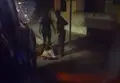 Guardia Civil con el pasajero desalojado del autobús en Los Cisnes. 