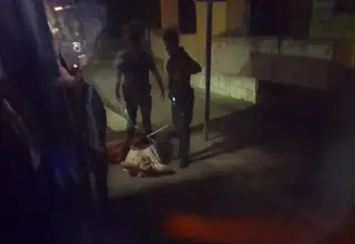 Guardia Civil con el pasajero desalojado del autobús en Los Cisnes. 