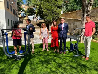 El alcalde de Salamanca, Carlos García Carbayo, durante una visita a la renovada Plaza de Torneros, en Pizarrales