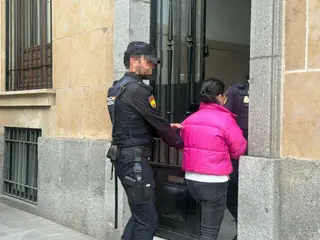 Una de las acusadas entrando en la Audiencia Provincial de Salamanca