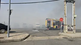 Los bomberos sofocan un gran incendio en el Polígono Industrial de Los Montalvos | Andrea M