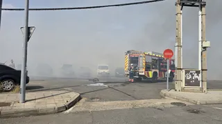 Los bomberos sofocan un gran incendio en el Polígono Industrial de Los Montalvos | Andrea M