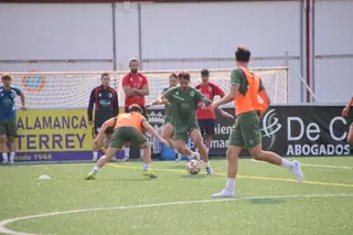 Álvaro Gómez, en un entrenamiento con Unionistas.
