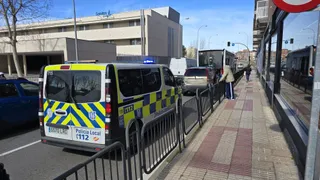 Choque entre un turismo y un bus urbano en la Calle Jamaica