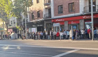 Colas en las agencias de viajes para contratar viajes del IMSERSO (2)