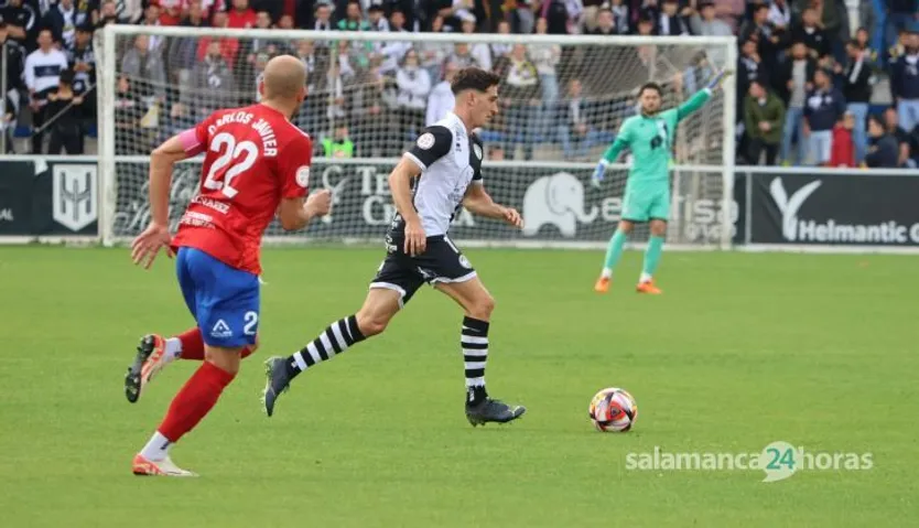 Adri Gómez, ante el Tarazona | FOTO ANDREA MATEOS