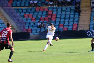 Durán golpea un balón ante el Laguna | FOTO ANDREA MATEOS