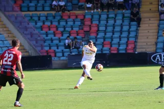 Durán golpea un balón ante el Laguna | FOTO ANDREA MATEOS