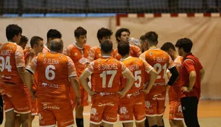Los jugadores del BM Salamanca, en un tiempo muerto | FOTO SALAMANCA24HORAS.COM