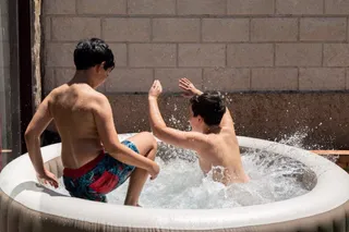 Niños se bañan en una piscina hinchable | Foto: EP