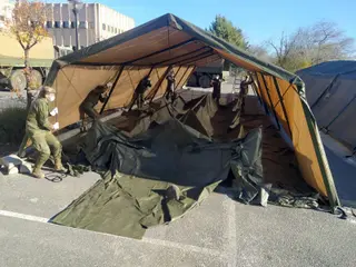 Instalación de tiendas en el hospital provincial para apoyo a la vacunación durante el invierno