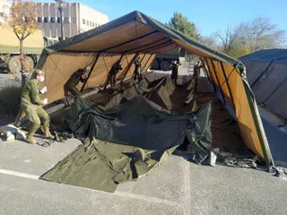 Instalación de tiendas en el hospital provincial para apoyo a la vacunación durante el invierno