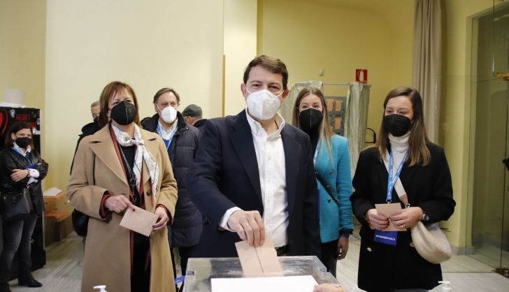 El candidato del Partido Popular a la presidencia de la Junta de Castilla y León, Alfonso Fernández Mañueco, ha votado en Salamanca | Foto: Andrea M.