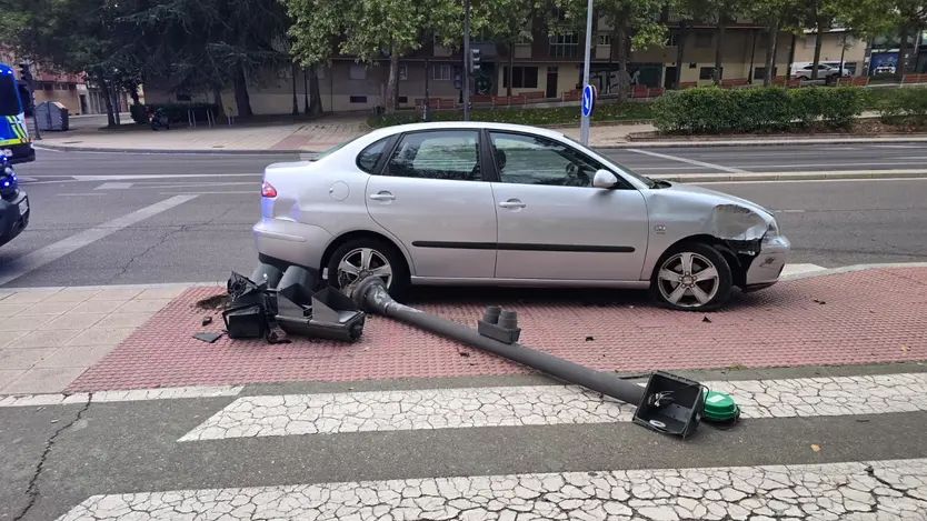 Un Conductor Se Estrella Contra Un Turismo En La Avenida De Salamanca