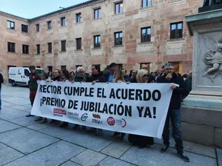 Concentración en la USAL para exigir la aplicación del premio de jubilación del PTGAS