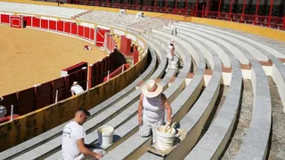 Alumnos del programa de empleo Ecopintura Peñaranda en la plaza de Toros