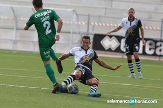 Acosta roba un balón ante el Compostela.