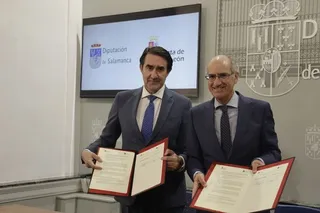 El consejero de Medio Ambiente, Vivienda y Ordenación del Territorio, Juan Carlos Suárez-Quiñones, firma el convenio de abastecimiento de agua con la Diputación de Salamanca. Foto David Arranz | ICAL
