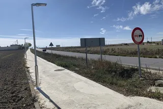 Aldeaseca ha instalado nuevas farolas en el paseo entre el pueblo y las piscinas municipales