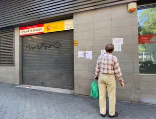 Una persona en la puerta de una oficina de empleo.